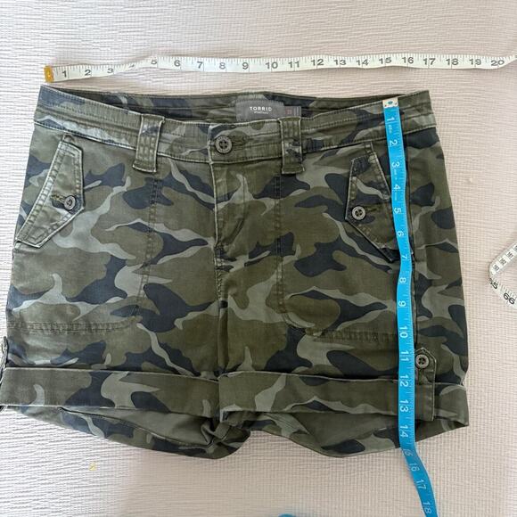 Torrid camo cargo shorts size 12 olive green stretch utility pockets - Picture 3 of 5